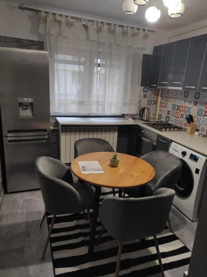 Private Room Near 3 Min Metrou Crangasi, 40 M2 Bukarest Kültér fotó